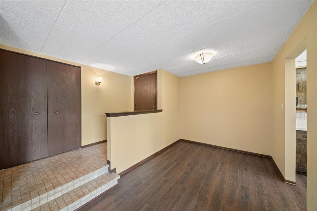 Image 3 of property listing at 525 Cumnor Road 204, Westmont, IL 60559