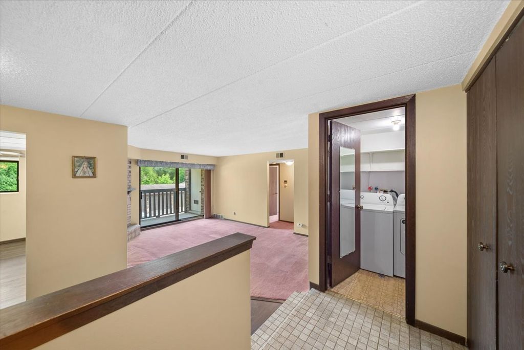 Image 4 of property listing at 525 Cumnor Road 204, Westmont, IL 60559