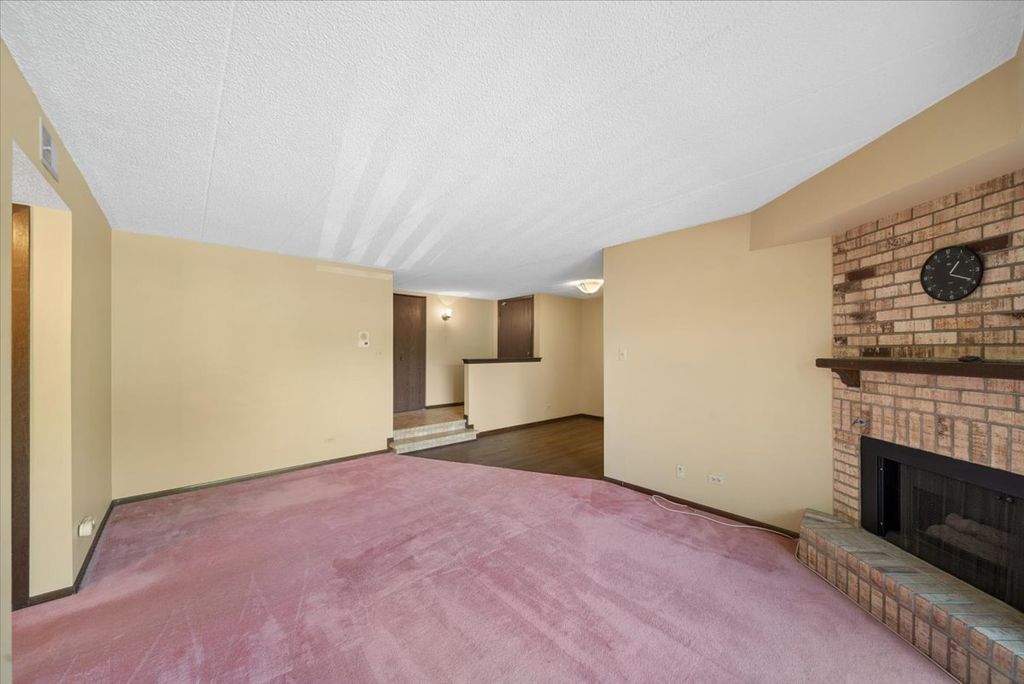 Image 6 of property listing at 525 Cumnor Road 204, Westmont, IL 60559