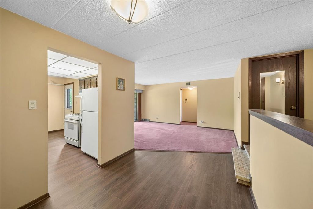 Image 7 of property listing at 525 Cumnor Road 204, Westmont, IL 60559