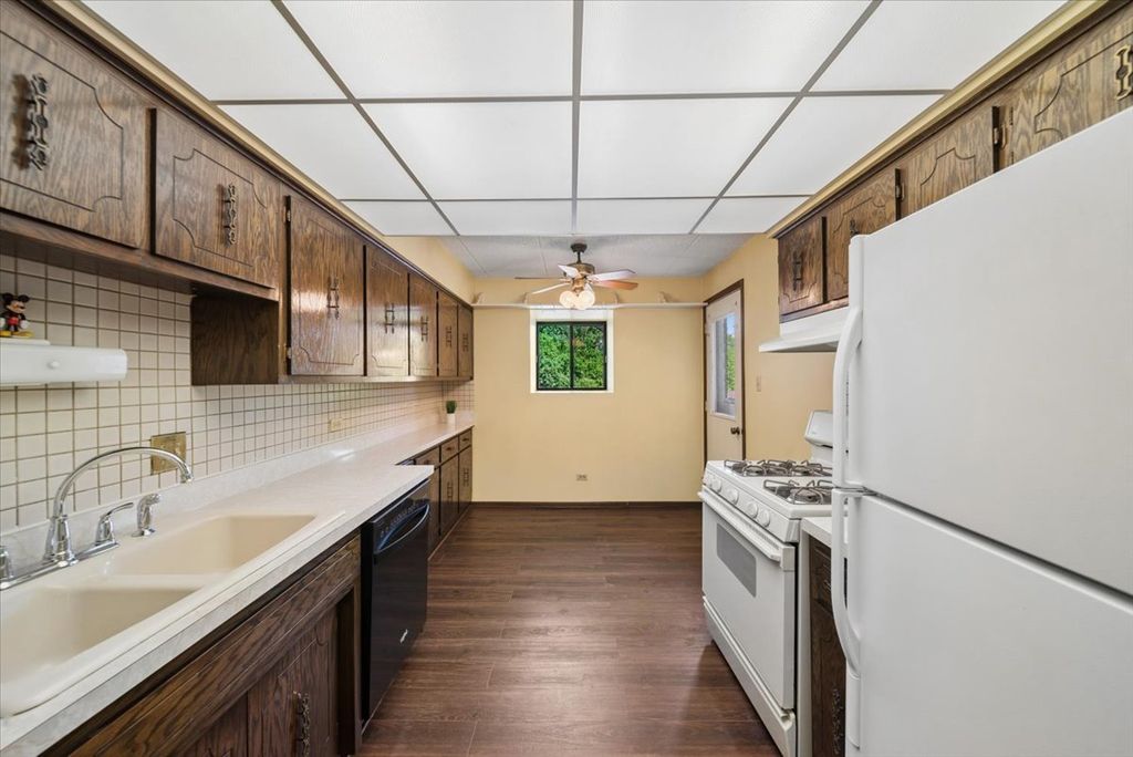 Image 8 of property listing at 525 Cumnor Road 204, Westmont, IL 60559