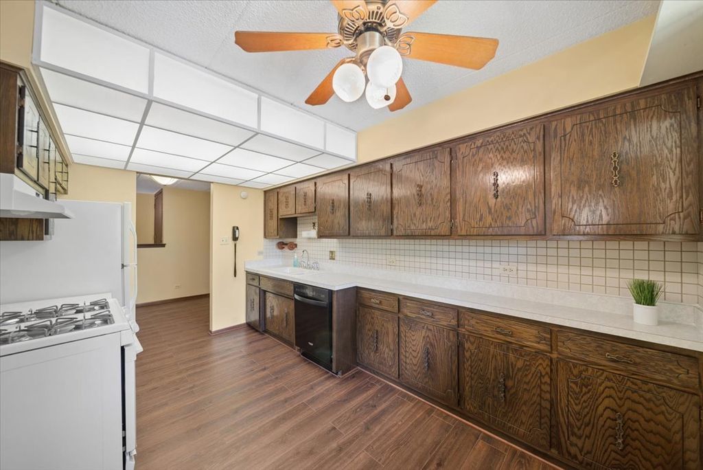 Image 9 of property listing at 525 Cumnor Road 204, Westmont, IL 60559