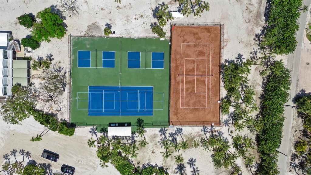 Image 13 of property listing at 8440 SANDERLING ROAD, Sarasota, FL 34242