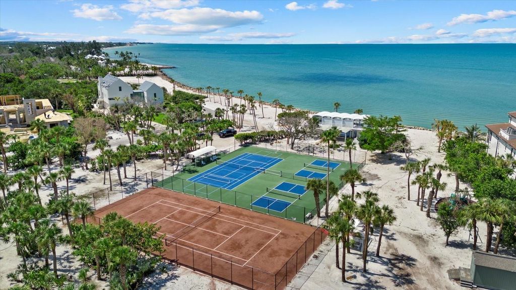 Image 14 of property listing at 8440 SANDERLING ROAD, Sarasota, FL 34242