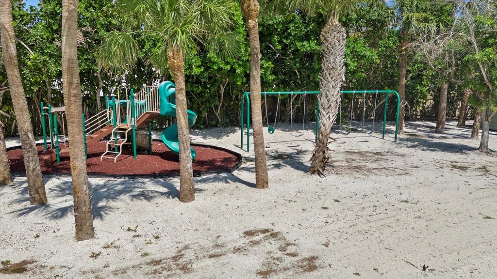 Image 15 of property listing at 8440 SANDERLING ROAD, Sarasota, FL 34242