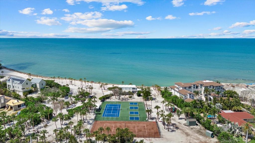 Image 17 of property listing at 8440 SANDERLING ROAD, Sarasota, FL 34242