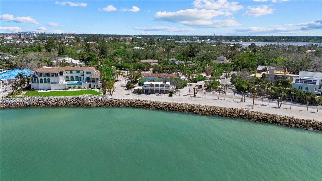 Image 22 of property listing at 8440 SANDERLING ROAD, Sarasota, FL 34242