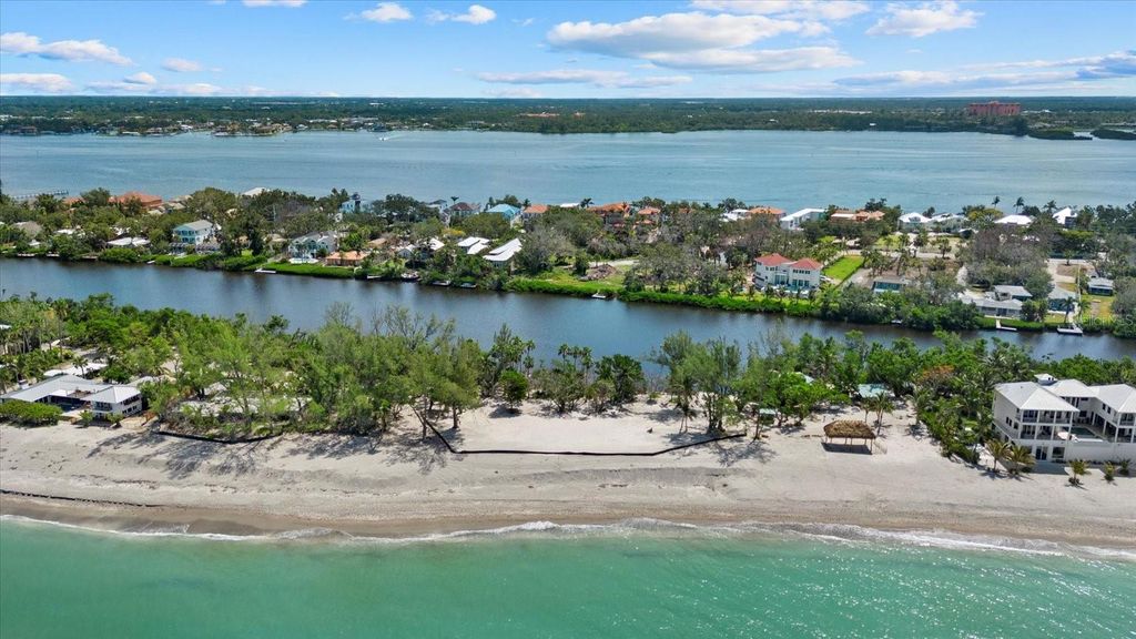 Image 4 of property listing at 8440 SANDERLING ROAD, Sarasota, FL 34242