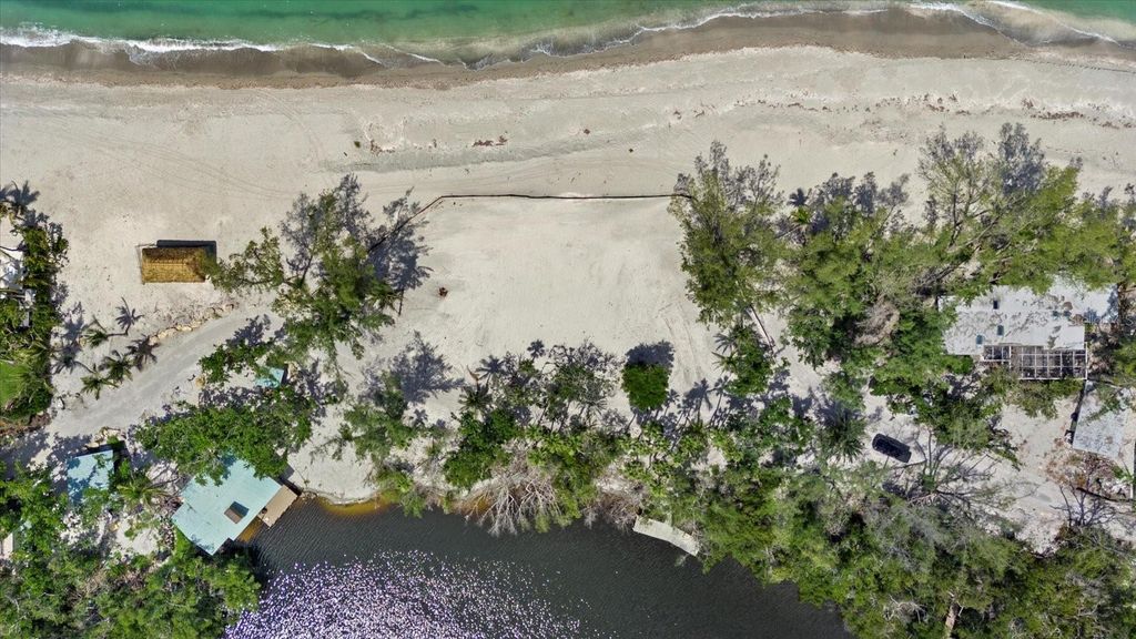 Image 7 of property listing at 8440 SANDERLING ROAD, Sarasota, FL 34242