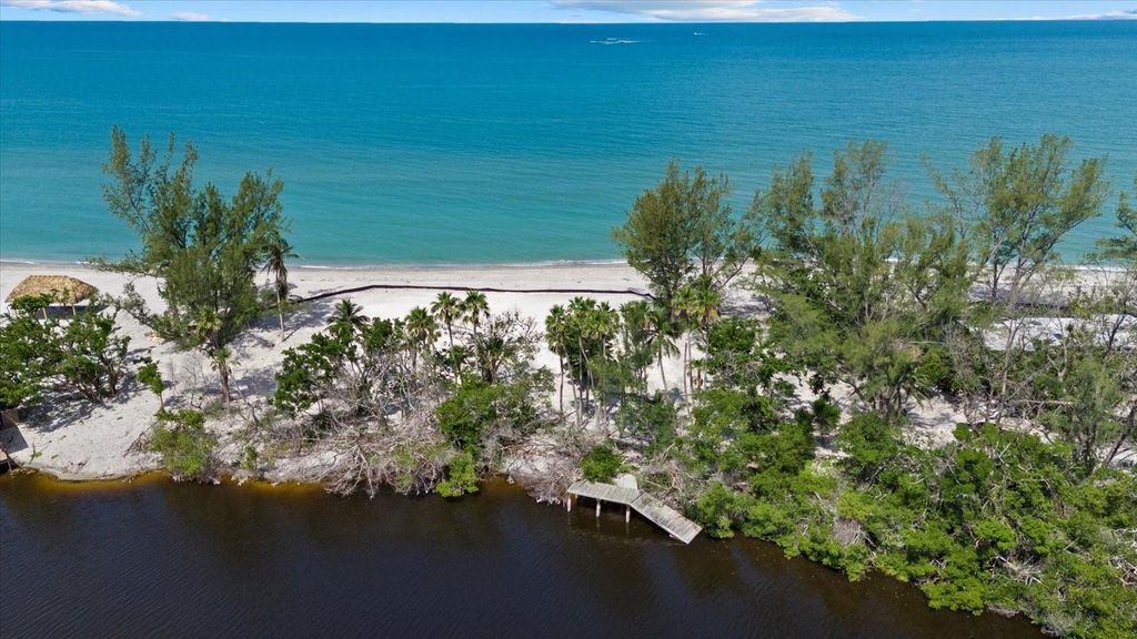 Image 8 of property listing at 8440 SANDERLING ROAD, Sarasota, FL 34242