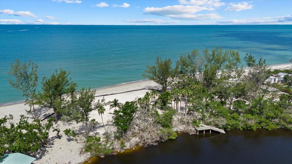 Image 9 of property listing at 8440 SANDERLING ROAD, Sarasota, FL 34242