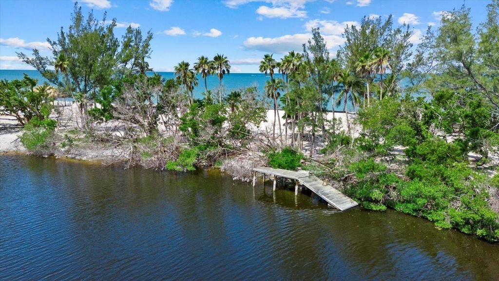 Image 10 of property listing at 8440 SANDERLING ROAD, Sarasota, FL 34242