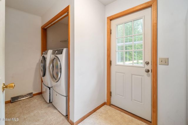 1129 Meadowdale Road, Guilderland, NY 12009