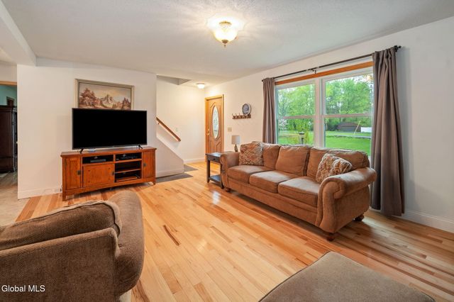 1129 Meadowdale Road, Guilderland, NY 12009