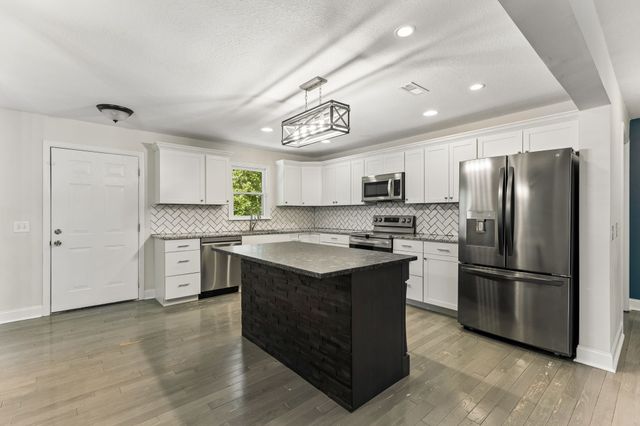 718 Kimmins St, Hohenwald, TN 38462