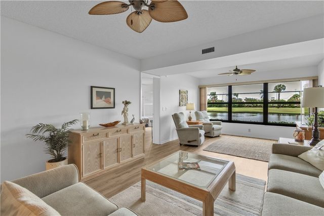 38 Plantation Drive 101, Vero Beach, FL 32966