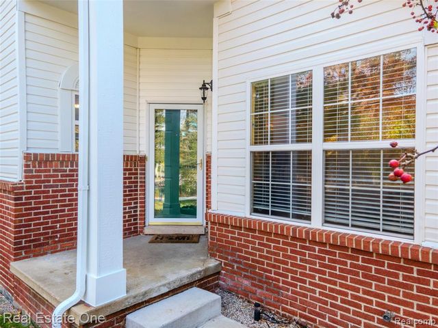 691 Chestnut Drive, Wixom, MI 48393