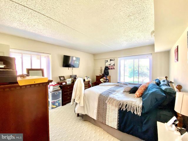 5200 HILLTOP DR, Brookhaven, PA 19015