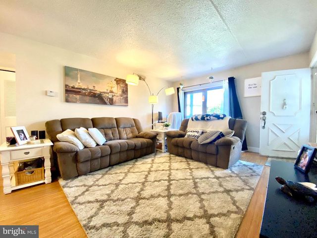 5200 HILLTOP DR, Brookhaven, PA 19015