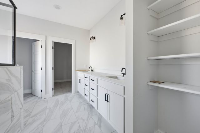 1758 Oak Forest Dr, Clarksville, TN 37043