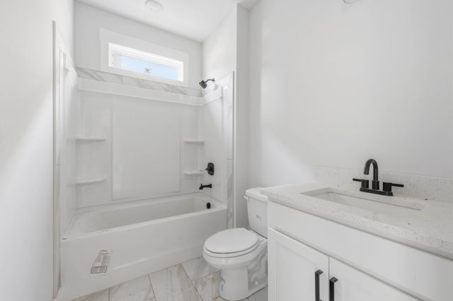 1758 Oak Forest Dr, Clarksville, TN 37043