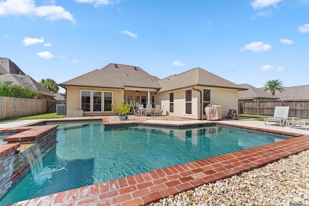 12338 Oak Brook Dr, Geismar, LA 70734