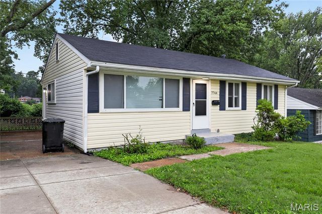 7744 Ellington Drive, St Louis, MO 63121