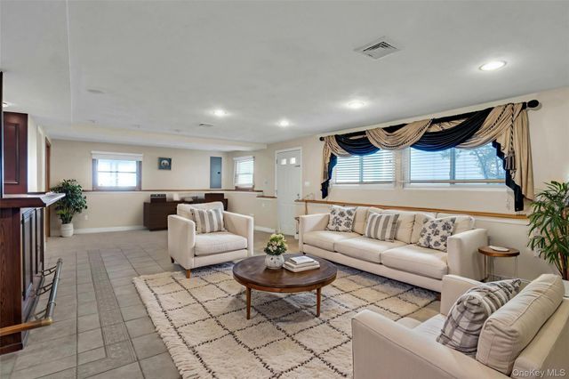 33 Pittoni Drive, Commack, NY 11725