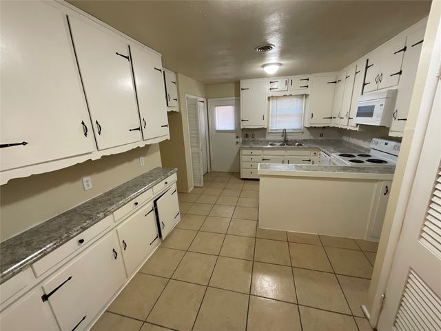 5767 Rockhill Road, Fort Worth, TX 76112