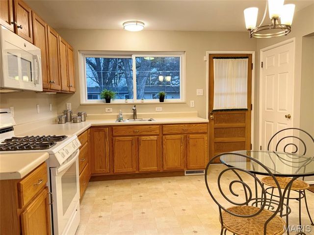 1320 Pepperhill Drive, Florissant, MO 63033