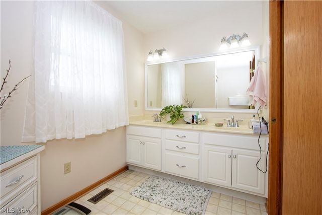 17361 Back Massillon Road, North Lawrence, OH 44666