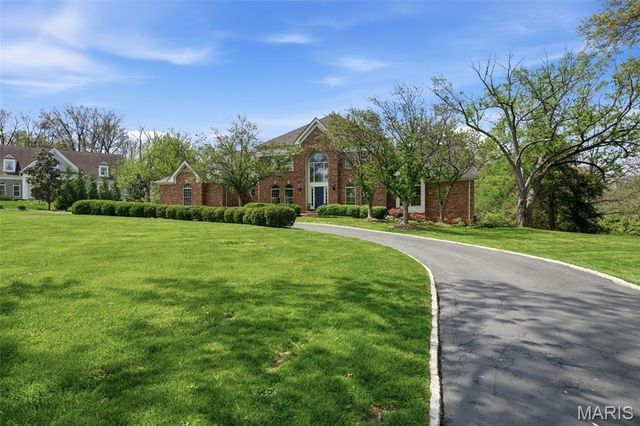 32 Huntleigh Downs Road, Frontenac, MO 63131