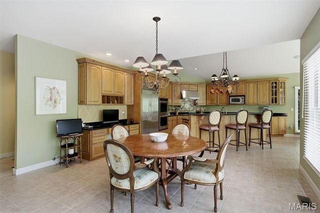 32 Huntleigh Downs Road, Frontenac, MO 63131