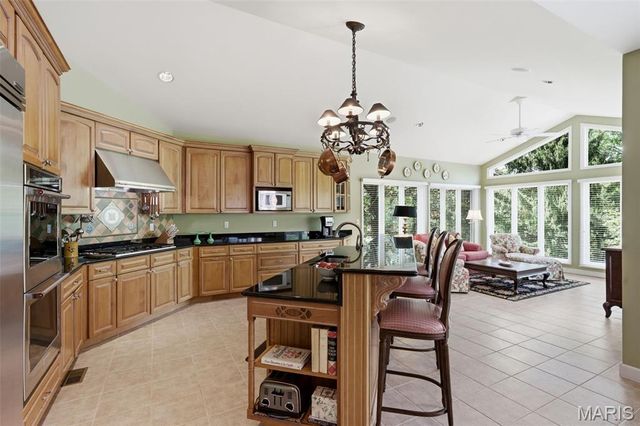 32 Huntleigh Downs Road, Frontenac, MO 63131
