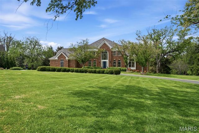 32 Huntleigh Downs Road, Frontenac, MO 63131