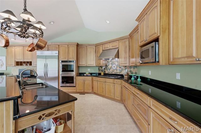 32 Huntleigh Downs Road, Frontenac, MO 63131