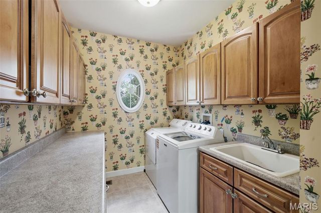 32 Huntleigh Downs Road, Frontenac, MO 63131