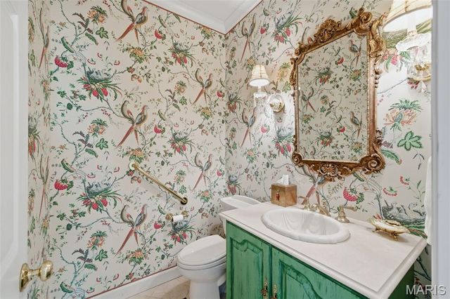 32 Huntleigh Downs Road, Frontenac, MO 63131