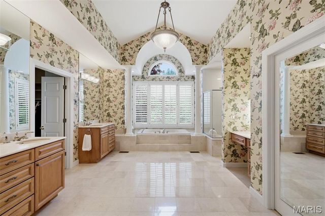 32 Huntleigh Downs Road, Frontenac, MO 63131
