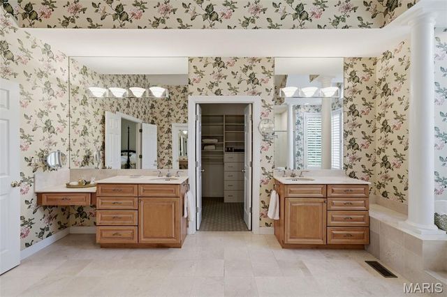 32 Huntleigh Downs Road, Frontenac, MO 63131