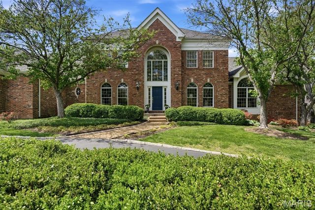 32 Huntleigh Downs Road, Frontenac, MO 63131