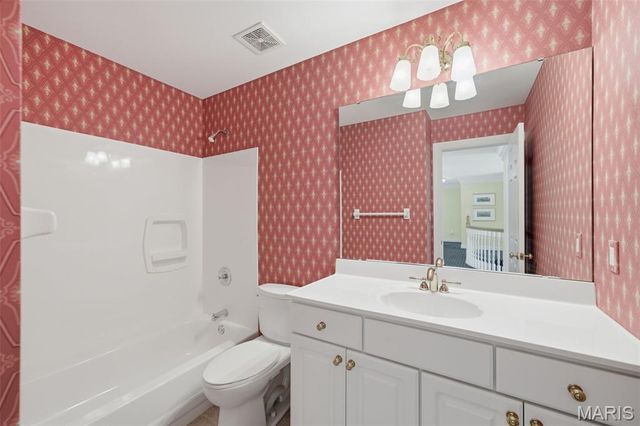 32 Huntleigh Downs Road, Frontenac, MO 63131
