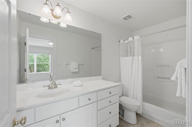 32 Huntleigh Downs Road, Frontenac, MO 63131
