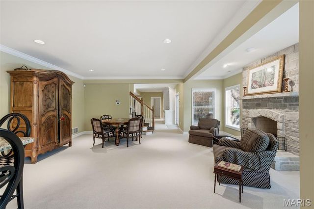 32 Huntleigh Downs Road, Frontenac, MO 63131