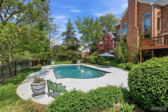 32 Huntleigh Downs Road, Frontenac, MO 63131