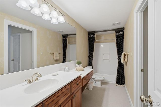 32 Huntleigh Downs Road, Frontenac, MO 63131