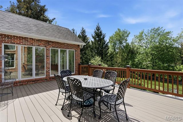 32 Huntleigh Downs Road, Frontenac, MO 63131