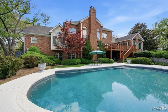 32 Huntleigh Downs Road, Frontenac, MO 63131