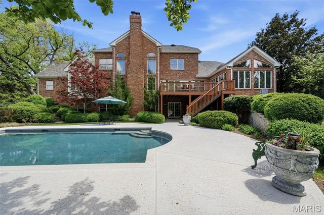 32 Huntleigh Downs Road, Frontenac, MO 63131