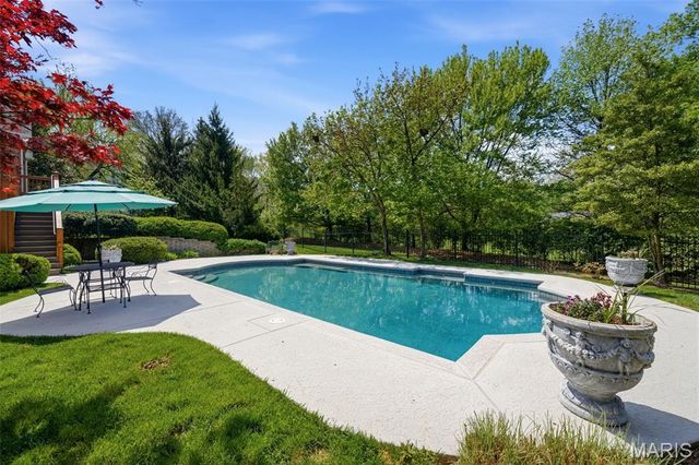 32 Huntleigh Downs Road, Frontenac, MO 63131